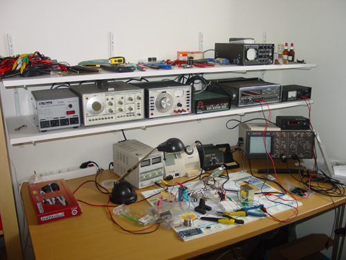 http://www.circuitsonline.net/jeroen/pics/t_werkplaats2009-1.jpg